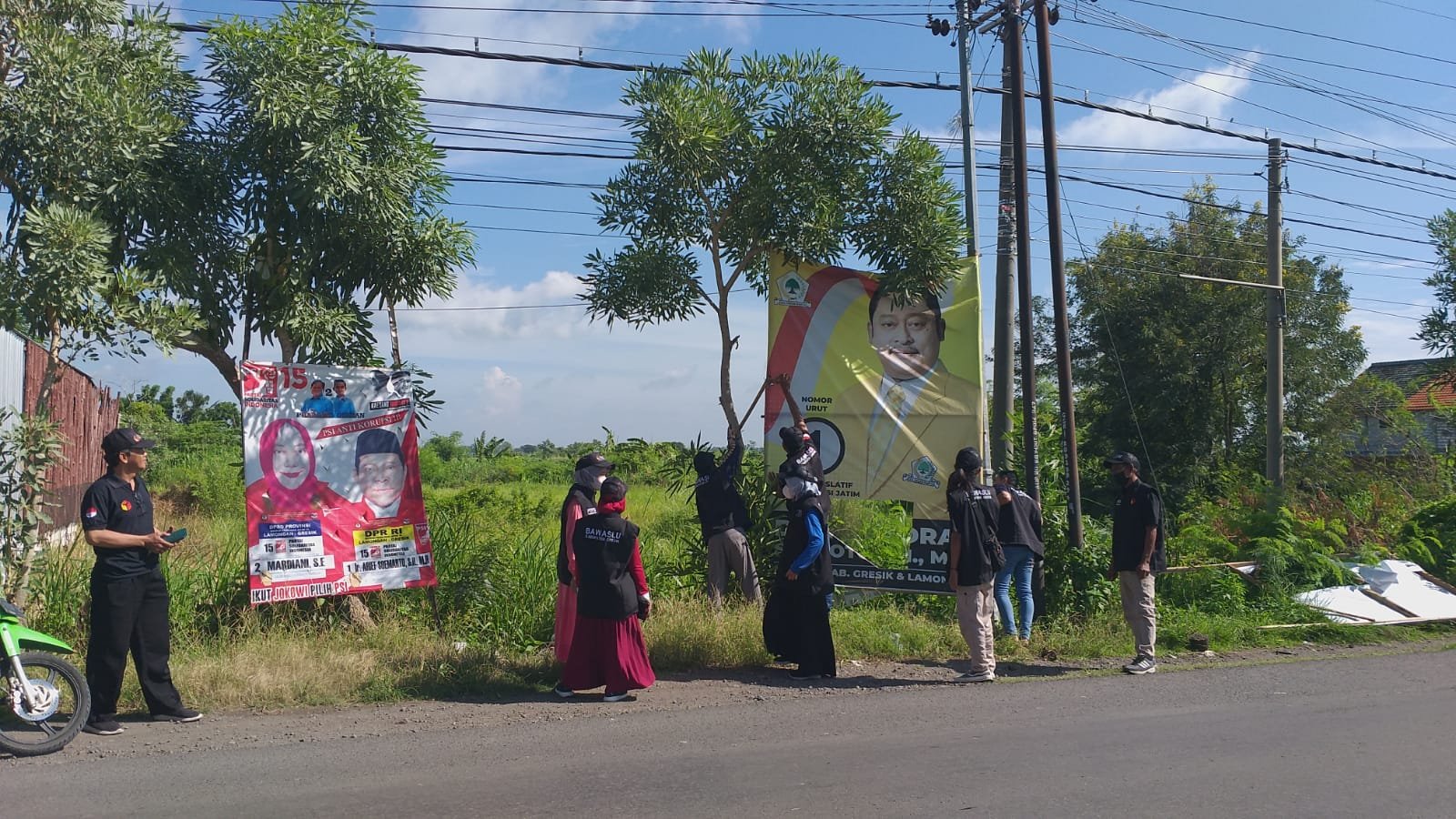 Panwascam Bersama PKD Sekecamatan Benjeng Serentak Tertibkan APK.