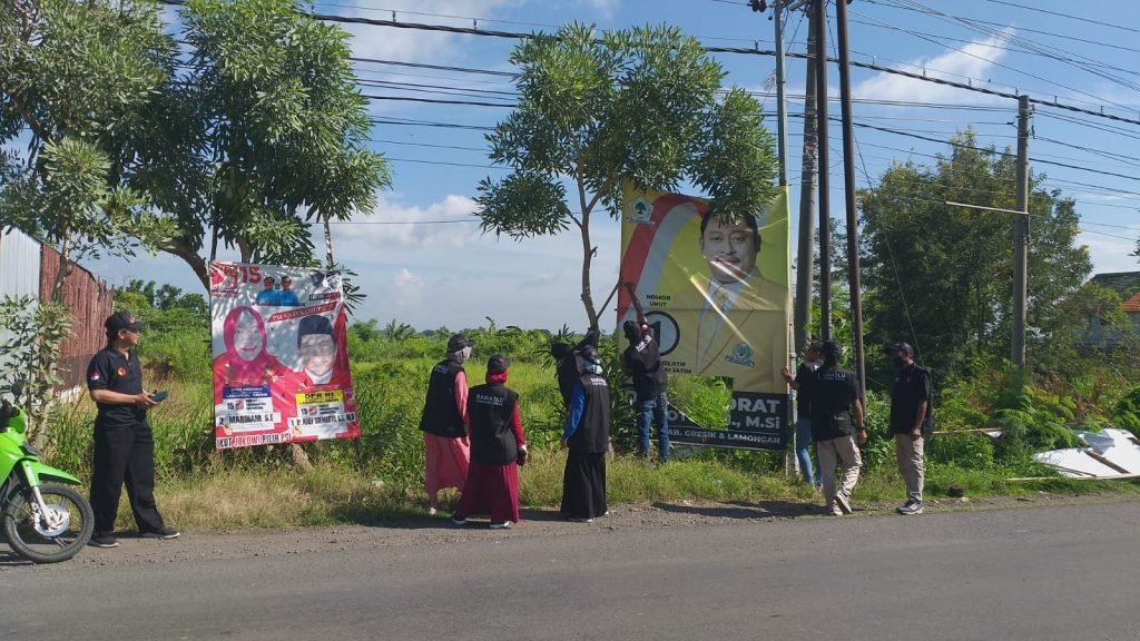 Panwascam Bersama PKD Sekecamatan Benjeng Serentak Tertibkan APK.