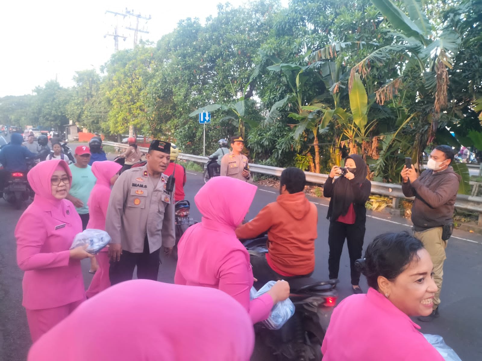 Polsek Tambaksari  Gelar Kegiatan Pembagian Takjil Kepada Warga di Jalan Gresikan