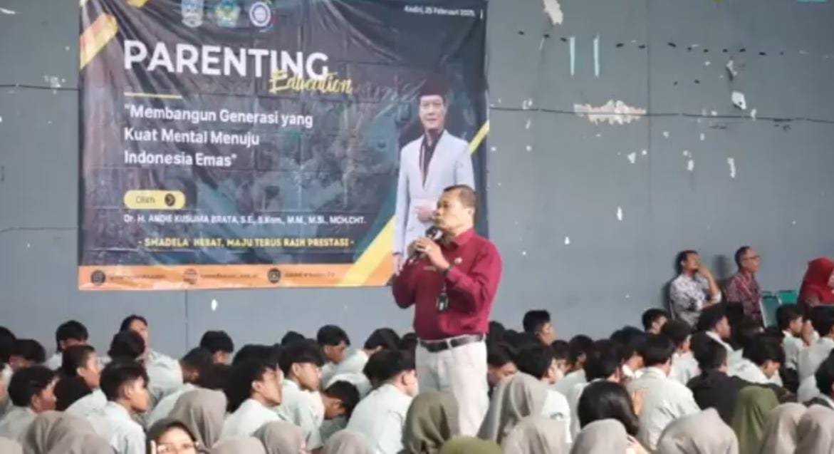 SMAN 8 Kediri Bentuk Karakter Siswa Melalui Parenting Education: Sungkeman dan Doa Bersama