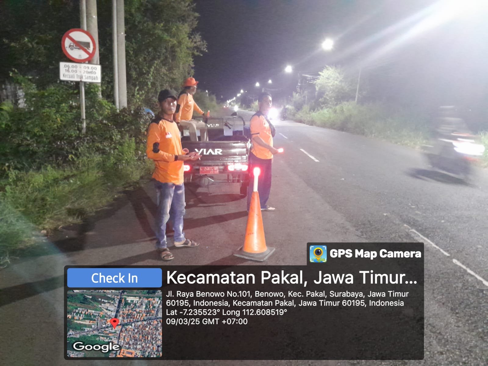 FPRB Kelurahan Benowo Gelar Penandaan Jalan Berlubang Di Jalan Raya Benowo