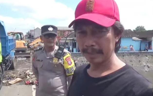 Pemdes Karangduren Gerak Cepat Bersihkan Sampah Kali Sukun, Cegah Banjir Susulan