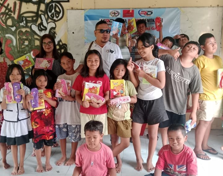 Peduli Pendidikan, MRD Grup Berbagi Perlengkapan Alat Sekolah