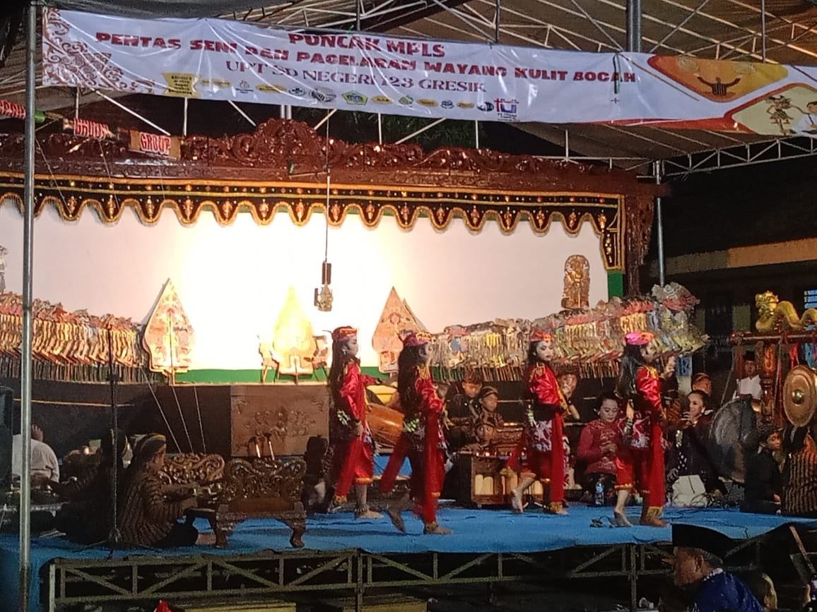 Pentas Seni dan Pagelaran Wayang Kulit Meriahkan Puncak MPLS UPT SD Negeri 123 Gresik.