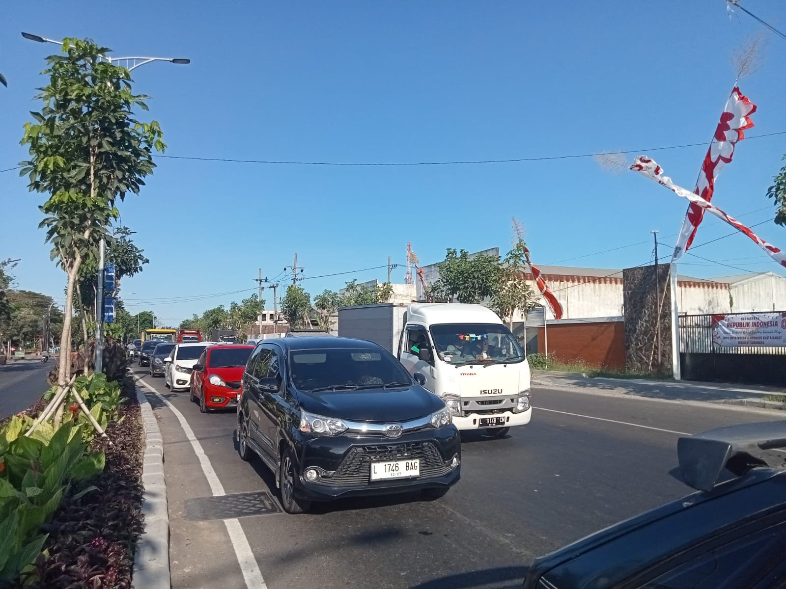 Truk Bermuatan Terjebak di Jembatan Raci Benowo, Sebabkan Kemacetan Panjang