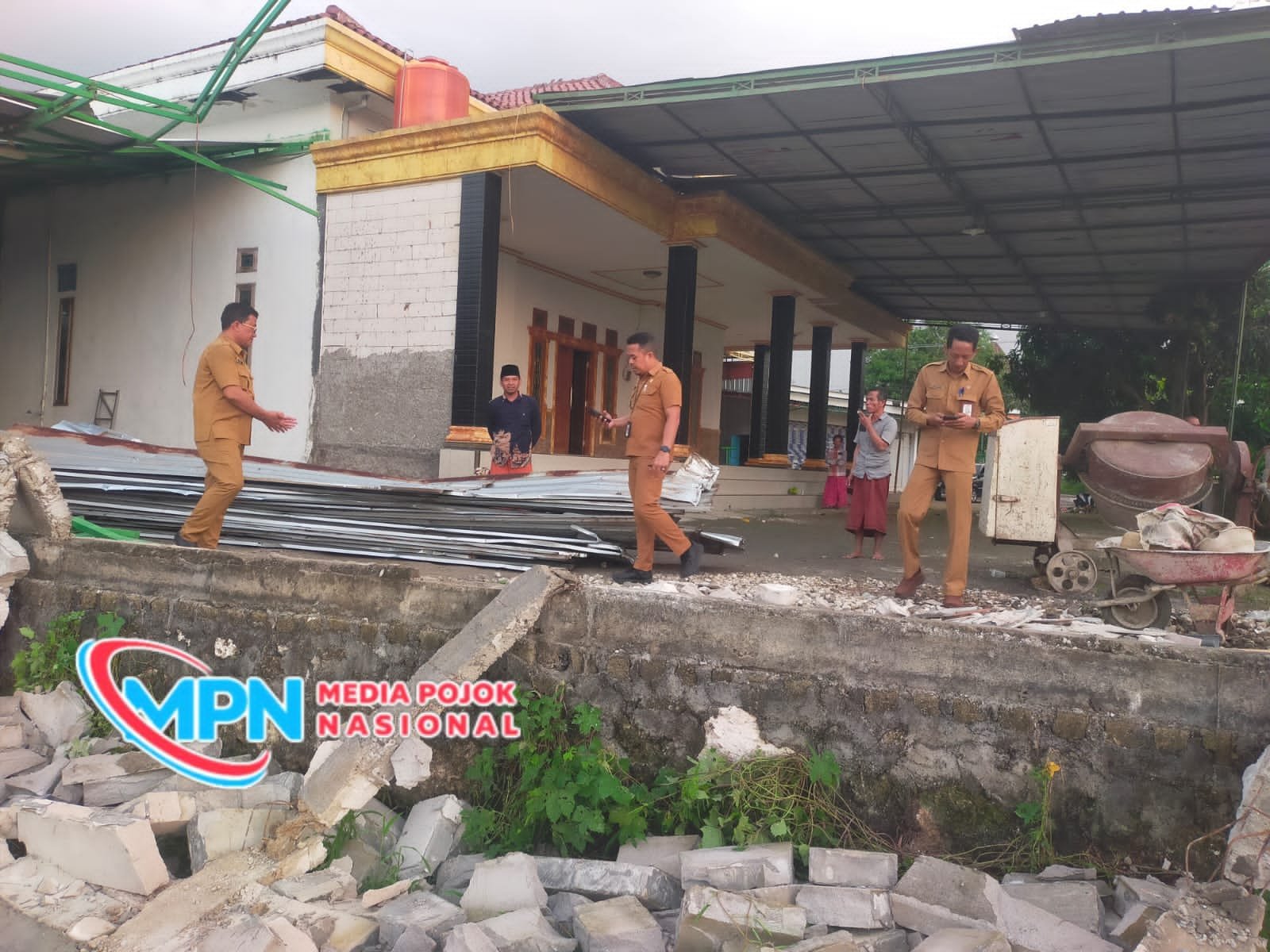 Camat Burneh Tinjau Rumah Terdampak Angin Kencang di Desa Kapor