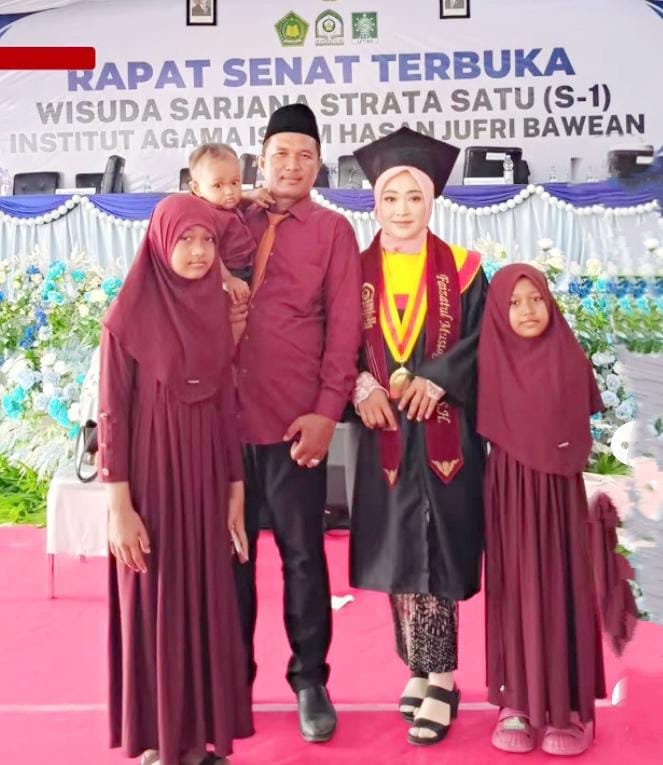 Istri Diwisuda, Fadal Tegaskan Pendidikan Sebagai Pilar Peradaban Desa