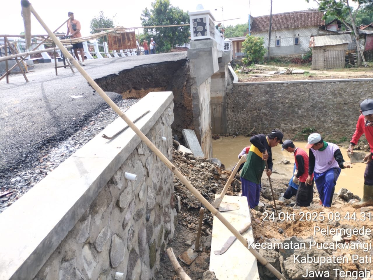 Geger…Jembatan Telan Anggaran Hampir  Dua Milyar, Belum Diresmikan Sudah Jebol