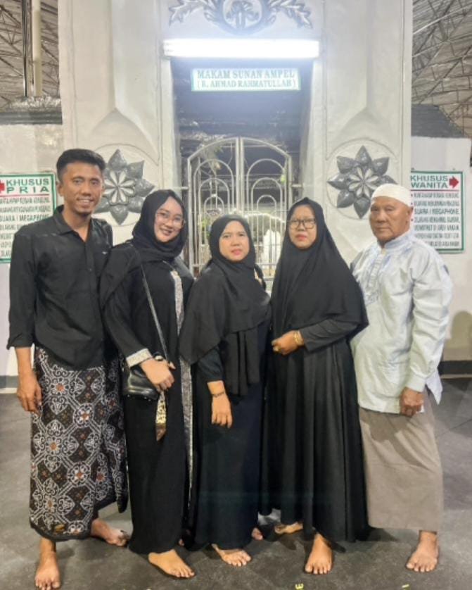 Langkah Sunyi di Ampel: Potret Sederhana Perjalanan Batin Keluarga Rawuh Agus