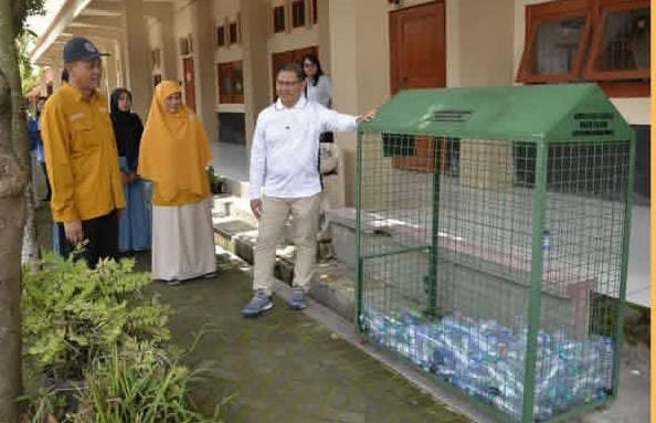 Sekolah sebagai Agen Perubahan: Kadisdik Jatim Tinjau Program Pengurangan Sampah Plastik di Jombang