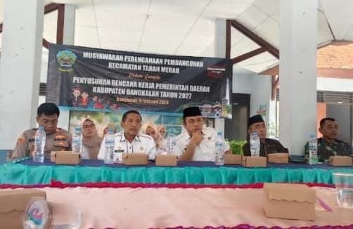 Jeritan Kekeringan Desa Pangeleyan Tanah Merah Bangkalan di Tengah Jalan Nasional