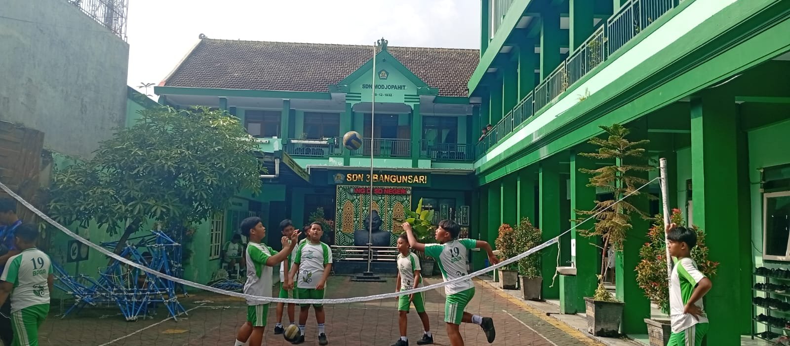 Praktik Jual Beli Buku LKS Diduga Kuat Menjadi Ajang Bisnis Kelompok Kerja Guru ( KKG ).