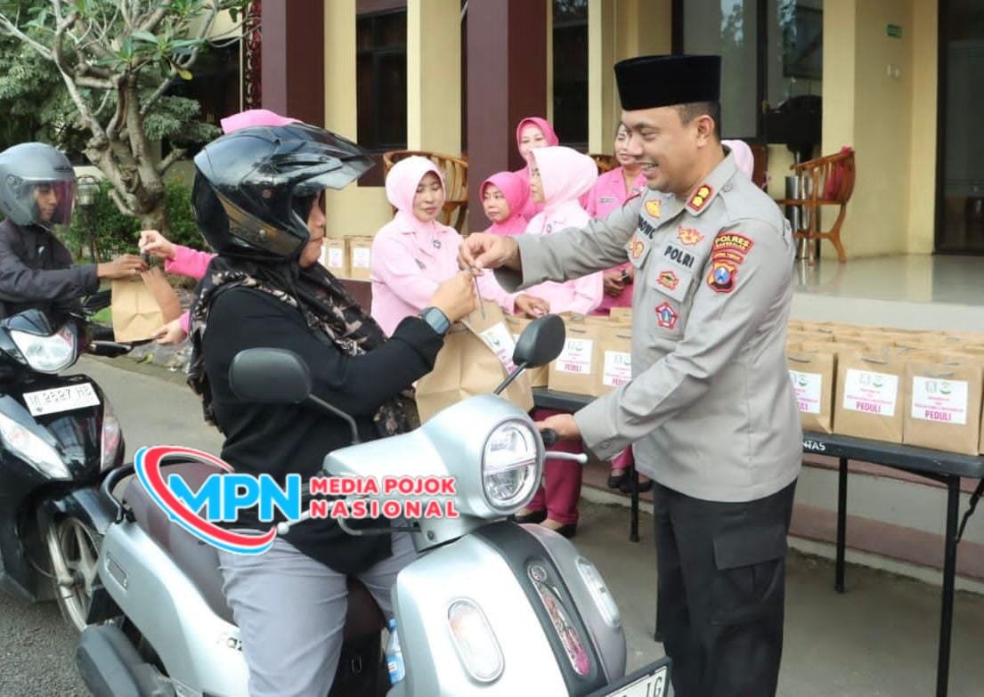 Polres Bangkalan dan Bhayangkari Bagikan Ratusan Takjil pada Pengguna Jalan
