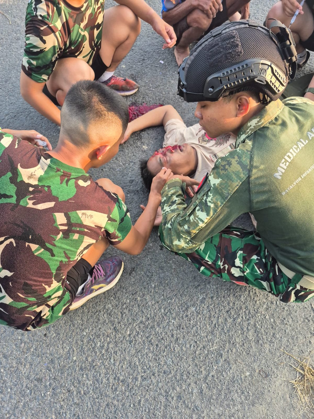 Prajurit Yonif TP 885/Belibis Putih Gerak Cepat Evakuasi Korban Kecelakaan Tunggal di Jalur Kayangan Api