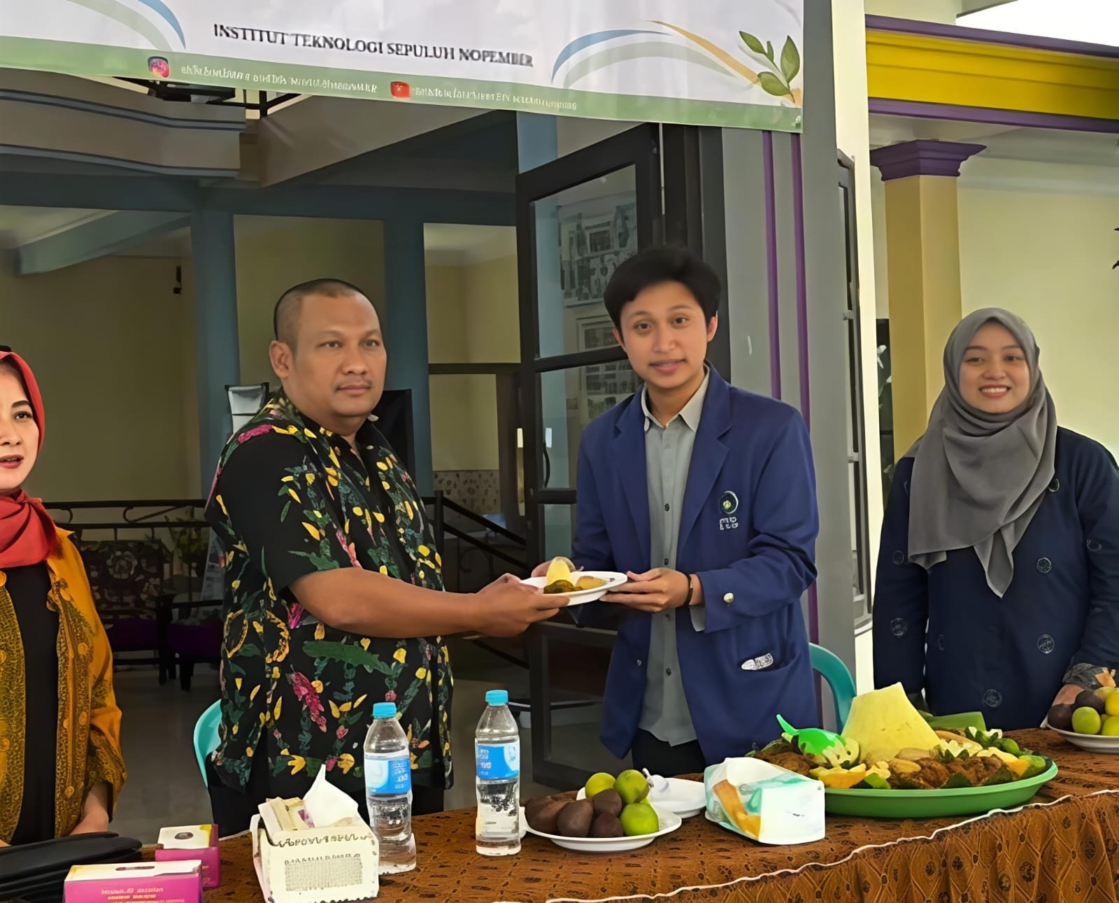 Dukungan Pemerintah Desa Mengiringi Pelaksanaan KKN Tematik Literasi ITS di Watestanjung